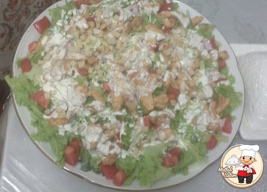 Sezar Salatı (Салат Цезарь)