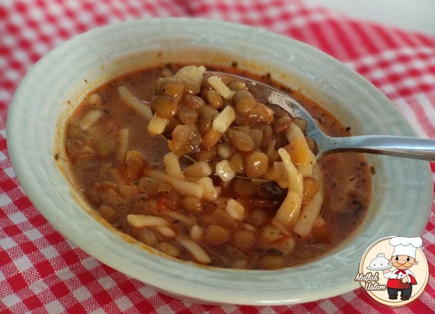 Erişteli Yeşil Mercimek Çorbası